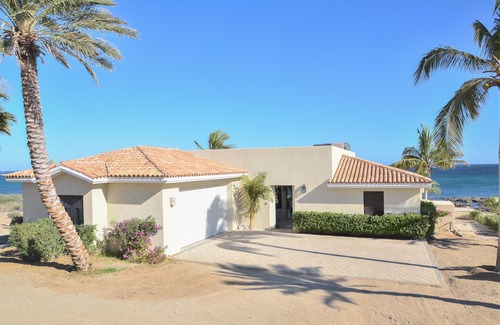 Ensenada Los Muertos Villa | Villa Langosta: 4 BR Oceanfront w/Jacuzzi, Steps from Bay of Dreams Beach