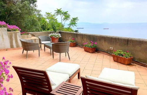 Vietri sul Mare House | Villa Lantana: A characteristic and welcoming two-story independent house built on the sloping cliff in front of the sea, with Free WI-FI.