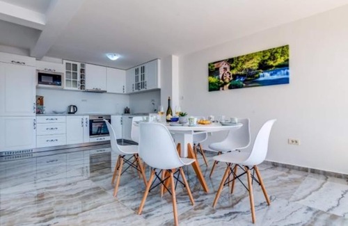 Zgrade Villa | Villa Leona with Private Pool in Sutomore