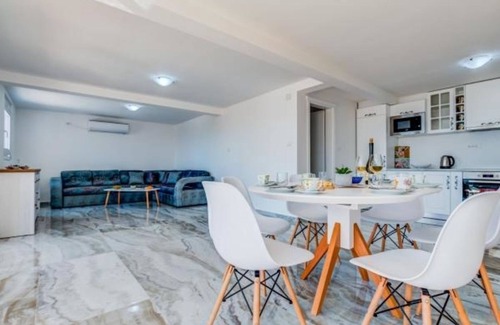 Zgrade Villa | Villa Leona with Private Pool in Sutomore