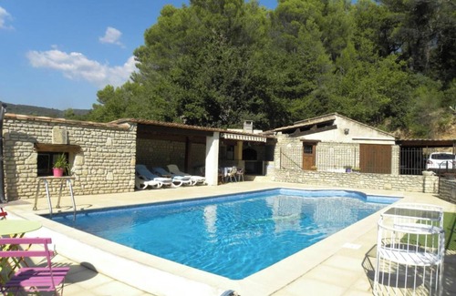 Lioux Villa | Villa "Les Vallons" with private pool, garden, and Wi-Fi