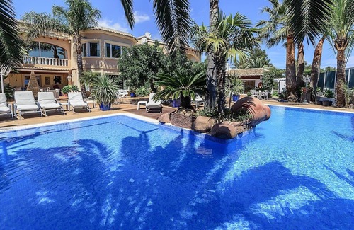 Pinar del Advocat Villa | Villa 'Luxury Xenofilia Lll' with Mountain View, Wi-Fi and Air Conditioning