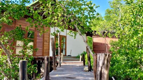 Waisai Resort | Villa Luzo & Tours