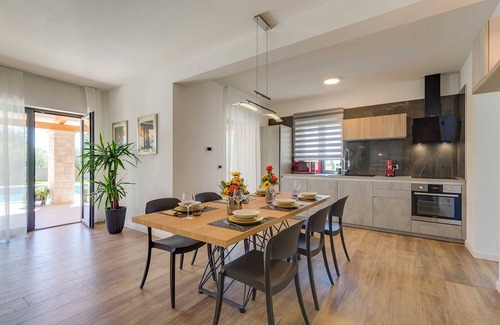 Tar-Vabriga Villa | Villa Lyan with Swimming Pool