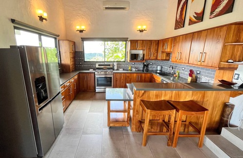 El Cerro House | Villa Macaw Luxury 5 Bdrm, Pool, Ocean, Surf & Sunset Views