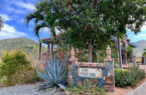 Estate Emmaus House | Villa Madeline ~ Cozy Hillside Villa w/Solar!