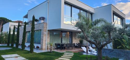 Ishem Villa | Villa MarYsol - San Pietro Resort - Pool & Hot Tub