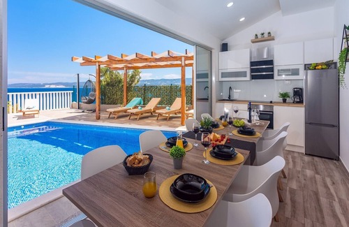 Duce Villa | Villa Matan with a private 28m2 pool, billiards, table tennis, darts, PS5, only 250m from the sandy beaches