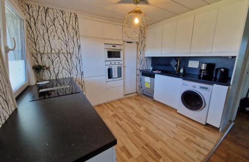 Marieberg Villa | Villa med egen parkering. Möjlighet att boka från 1 och upp till 5 personer.