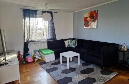 Marieberg Villa | Villa med egen parkering. Möjlighet att boka från 1 och upp till 5 personer.