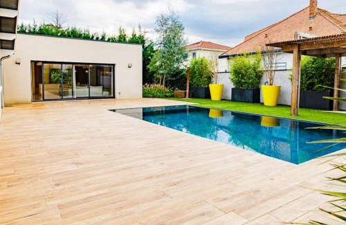 Pusignan Villa | Villa Meyzieu Grand Large