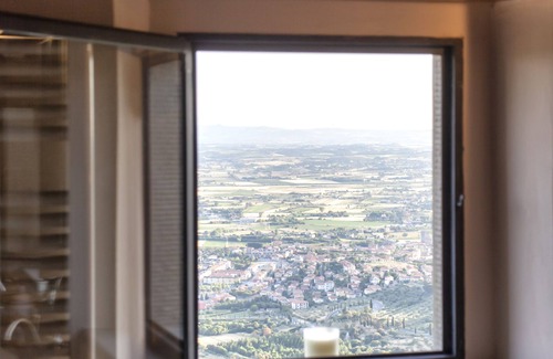 Cortona Villa | Villa Mulinoavento with magnificent view 5 minutes walking downtown