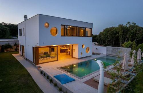 Pjescana Uvala Villa | Villa near beach wih 12 meters long pool
