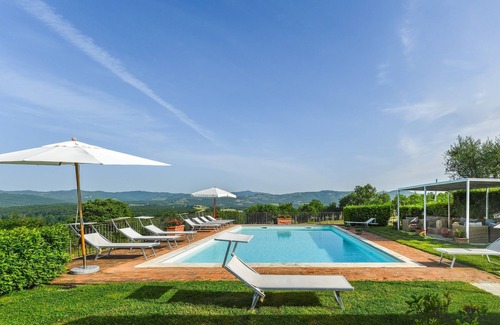 Rapale Villa | Villa near Siena with 9 bedrooms, private pool, Sauna and A/C!