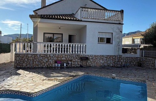 Gandia Ski Chalet | Villa near the beach to enjoy the sea and the mountains.