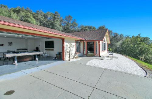 Oakhurst Villa | Villa near Yosemite & bass lake w/Hot Tub/EVcharge