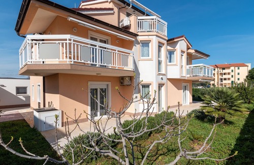 Okrug Gornji Apartment | Villa Nikaroni by Interhome