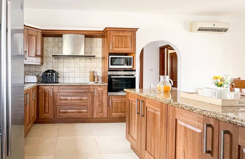 Peyia Town Villa | VILLA NIKKI 6 Guest Rooms, Infinity Pool, Amazing Sea & Mountain Views!
