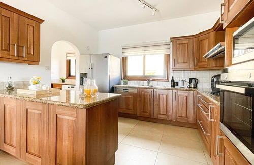 Peyia Town Villa | VILLA NIKKI 6 Guest Rooms, Infinity Pool, Amazing Sea & Mountain Views!