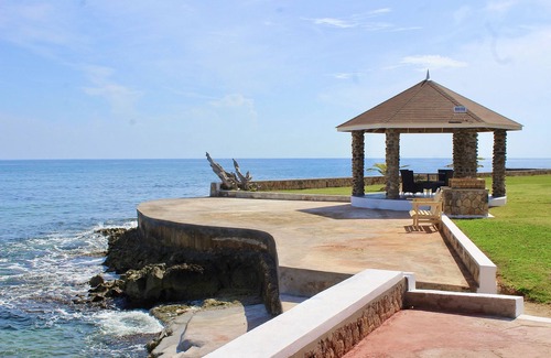 Discovery Bay Villa | Villa Oasis: Modern/Private Beach/Oceanfront
