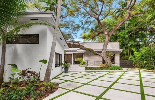 Northeast Coconut Grove Villa | Villa Oasis