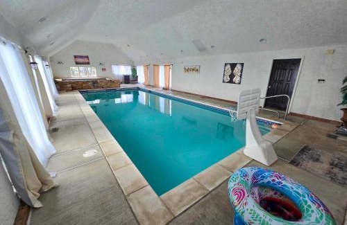 Sassamansville Villa | Villa on a hill with indoor heated salt water pool