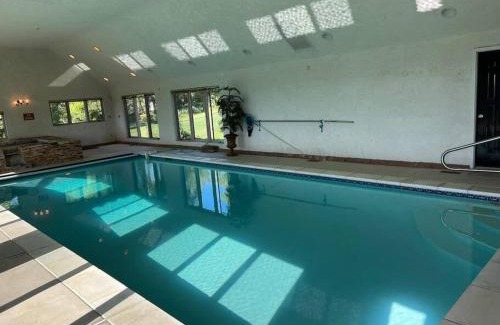 Sassamansville Villa | Villa on a hill with indoor heated salt water pool
