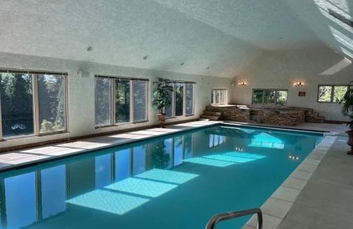 Sassamansville Villa | Villa on a hill with indoor heated salt water pool