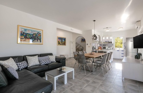 Cove Makarac (Milna) Villa | Villa on Brac Island near Beach & Pool