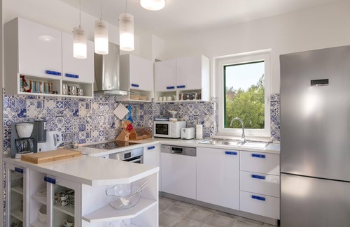 Cove Makarac (Milna) Villa | Villa on Brac Island near Beach & Pool