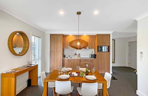 Lovedale Villa | Villa on the Green - Designer 2 bedroom, 2 bathroom villa at Rydges Resort