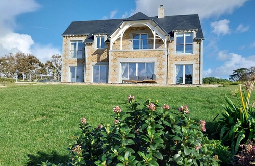Carolles Villa | Villa 'Paqueray' with Sea View, Private Terrace and Wi-Fi