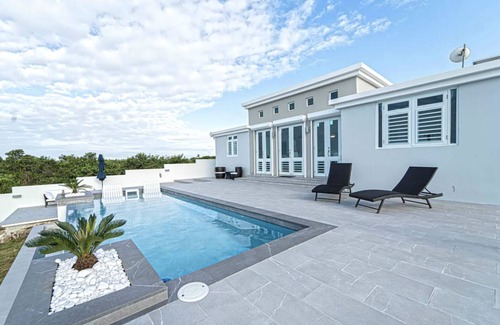 Tierras Nuevas Saliente House | Villa Patria - Luxurious Villa for 8 in Manatí, PR