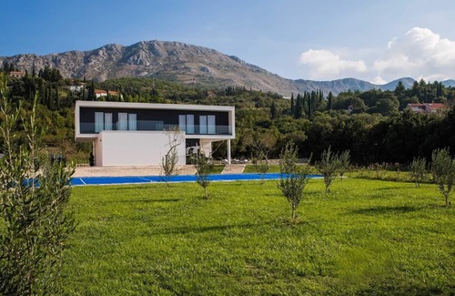 Petraca Villa | Villa Primavera with Swimming Pool