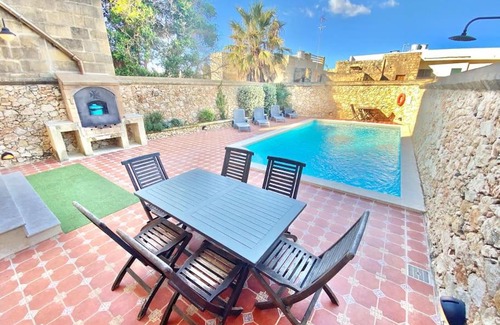 Xewkija Villa | Villa Rossa Gozo - 5 bedroom ensuite with pool & jacuzzi