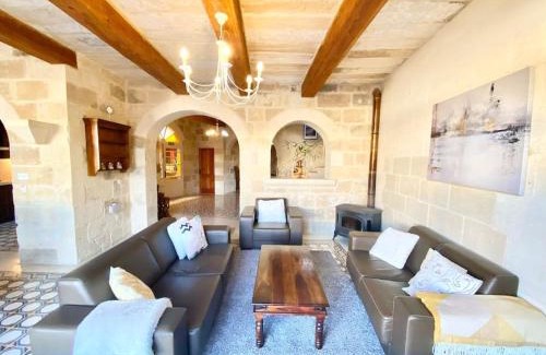 Xewkija Villa | Villa Rossa Gozo - 5 bedroom ensuite with pool & jacuzzi