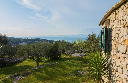 Splitska Villa | Villa Roza - One Bedroom with Swimming Pool