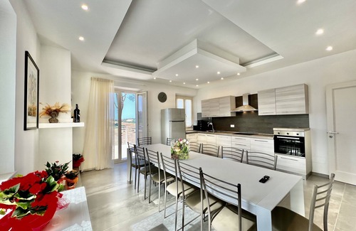 Monte San Giusto Villa | Villa Rugiada, 6 Bedrooms, 6 Baths, Pool and Jacuzzi, a few km from the sea