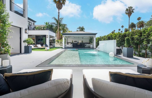 The Flats Villa | Villa Ruya by LuxJB🥇Beverly Hills Flats I Mega-Mansion l Cinema I Gym I Sauna