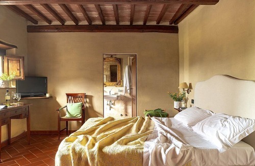 Rapale Villa | Villa Saffo: A charming three-story villa surrounded by meadows and by green hills, with Free WI-FI.