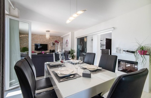 Split Apartment | Villa San Tonini Deluxe Apartment with private heated pool