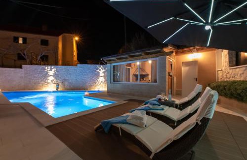 Mravince Apartment | Villa San Tonini Deluxe Apartment with private heated swimming pool