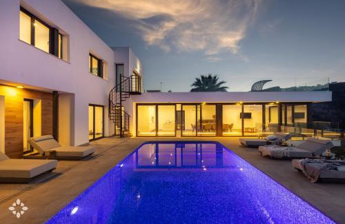 Arnella Villa | Villa Sea Happiness by Abahana Luxe