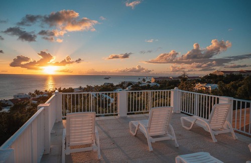 Pelican Key Villa | Villa Seaclusion accommodates 20 guests 10 beds 6 villas Ocean view pool