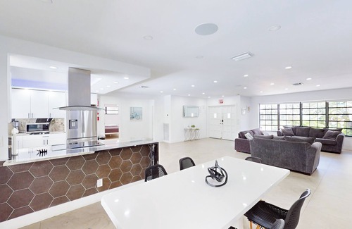 Emerald Hills House | Villa Shapira 6BR Designer Home w Pool
