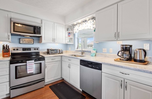 Trafalgar House | Villa Siesta - 3 Bedroom/2 Bath Electric Heated Saltwater Pool Home
