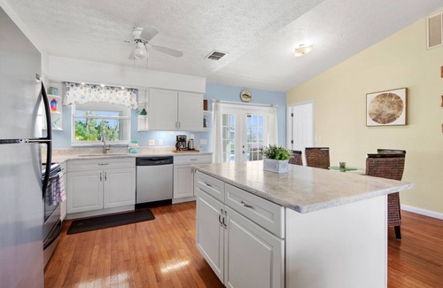 Trafalgar House | Villa Siesta - 3 Bedroom/2 Bath Electric Heated Saltwater Pool Home