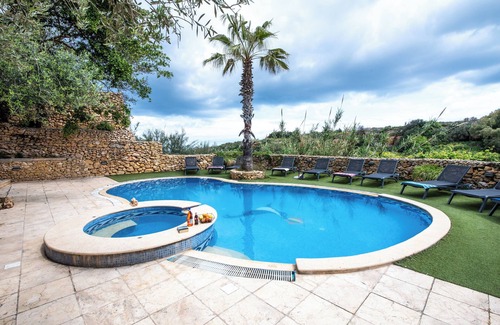 Xaghra Villa | Villa Soldanis 6 Bedroom Villa with private pool