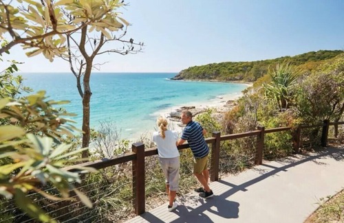 Sunshine Coast House | Villa Stay: 2 Private Spacious Rooms by Kawana patrolled Beach, Hospital & Shops