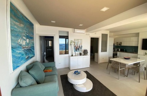 Augusta House | Villa sul Mare, il Mare Dalla tua Camera da Letto, 20 Scalini e ti Puoi Tuffare